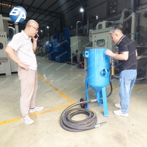 客户上门试用开放式喷砂机